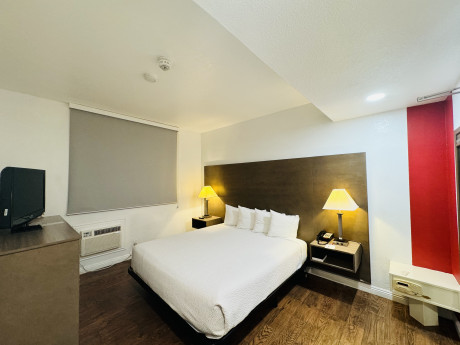 Ramada by Wyndham San Diego Airport - Guestroom 13