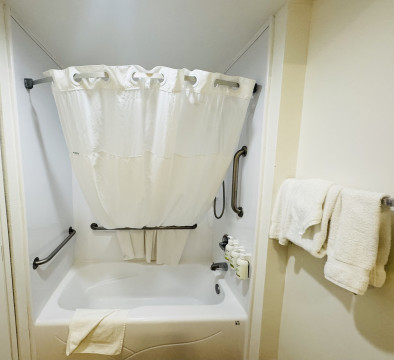 Ramada by Wyndham San Diego Airport - Bathroom 17