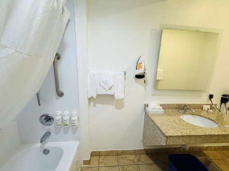Ramada by Wyndham San Diego Airport - Bathroom 18