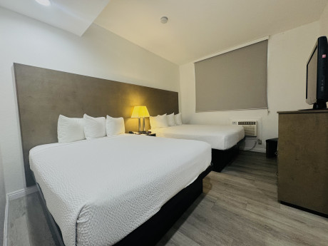 Ramada by Wyndham San Diego Airport - 2 Bed Guestroom 10