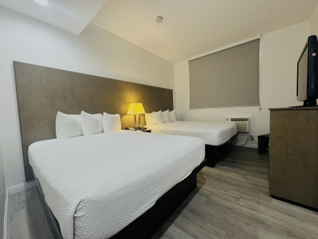 Ramada by Wyndham San Diego Airport - 2 Bed Guestroom 10
