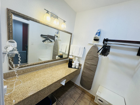 Ramada by Wyndham San Diego Airport - Bathroom 20