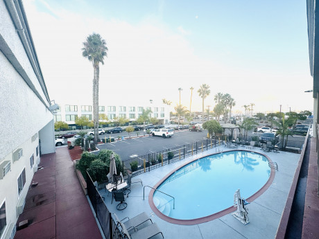 Ramada by Wyndham San Diego Airport - Pool Area