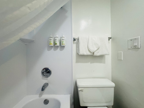 Ramada by Wyndham San Diego Airport - Bathroom
