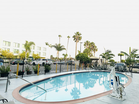 Ramada by Wyndham San Diego Airport - Pool Area 2