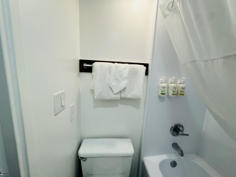 Ramada by Wyndham San Diego Airport - Bathroom 2