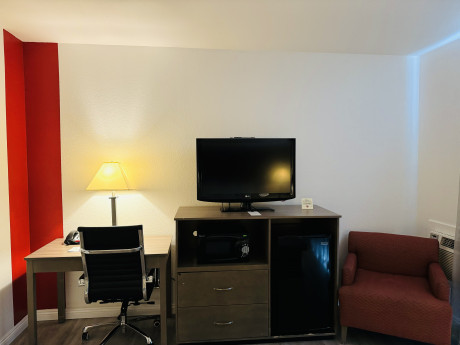 Ramada by Wyndham San Diego Airport - Guestroom With Amenities 3