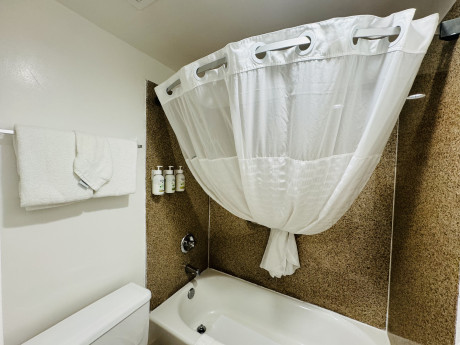 Ramada by Wyndham San Diego Airport - Bathroom 7