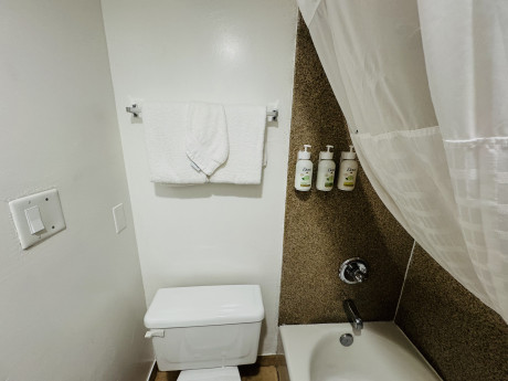 Ramada by Wyndham San Diego Airport - Bathroom 4