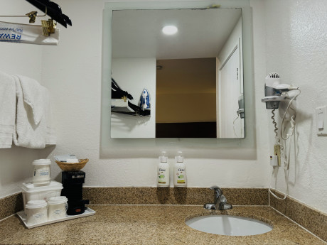 Ramada by Wyndham San Diego Airport - Bathroom 5